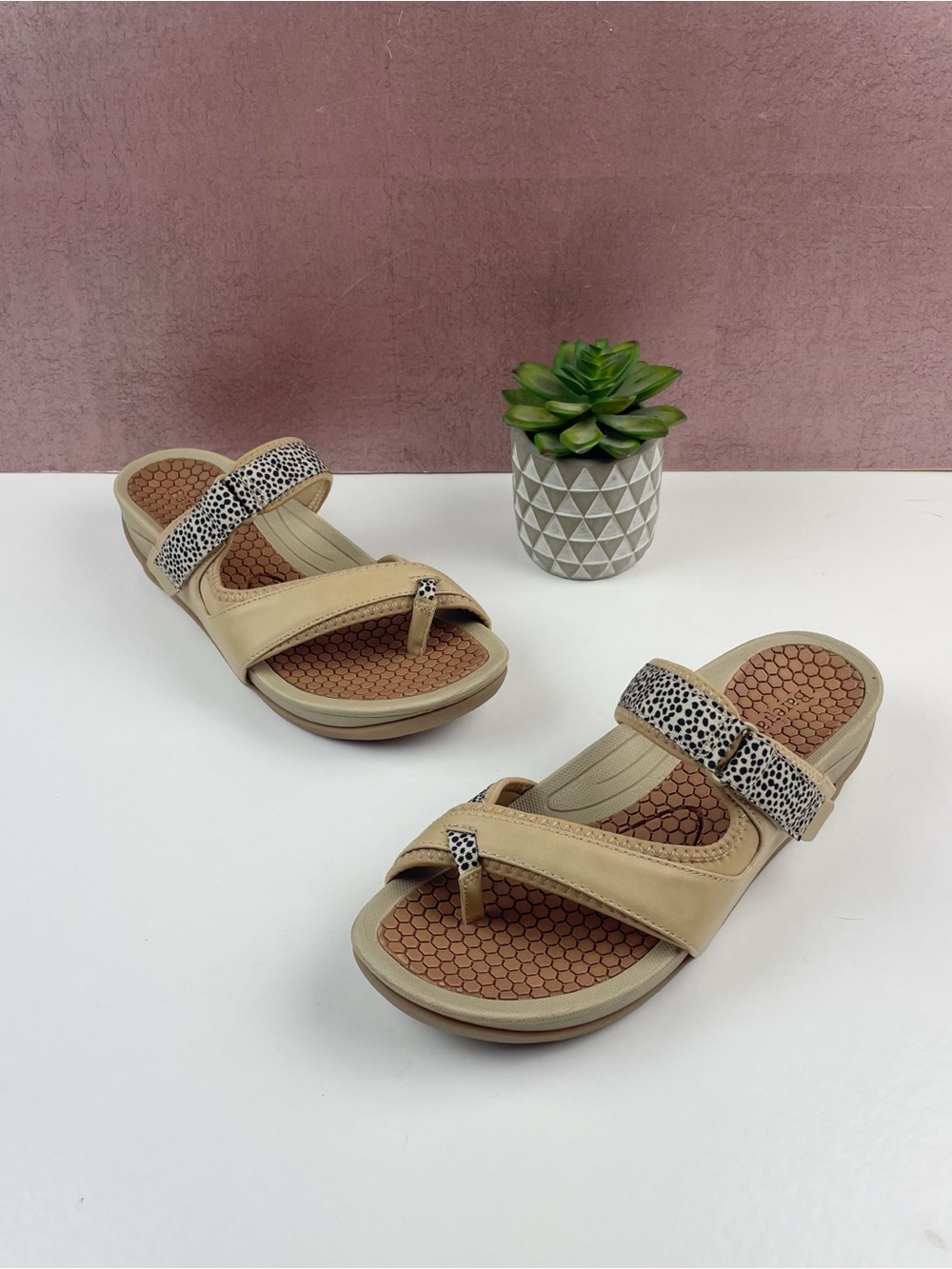 BareTraps Denni Tan White Brown Leopard Animal Print Strappy Wedge Sandals Shoes